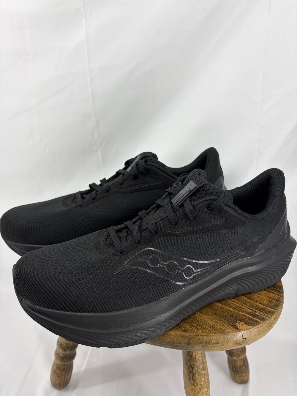 Saucony All-Black Echelon 10 Cushioned Running Sneakers, Womens sz 11.5